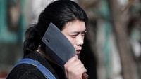 Pria yang dijuluki Useless Edison itu menciptakan beragam benda aneh yang jarang terpikirkan oleh orang lain. Salah satunya, tempat ponsel yang berbentuk seperti pisau daging ini.