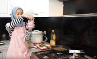 Serunya Laudya Cynthia Bella Saat Masak Nasi Liwet dan Cumi Asin Sambel Ijo