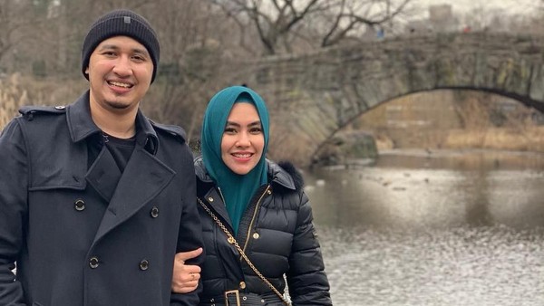 7 Momen Kehangatan Cinta Kartika Putri dan Suami
