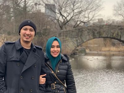7 Momen Kehangatan Cinta Kartika Putri dan Suami