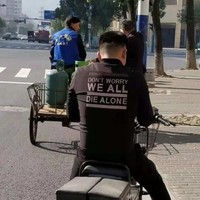 Tidak ada yang salah dengan tulisan ini tapi pesannya cukup menyeramkan untuk dibaca orang. Bagaimana reaksi Anda saat ada seseorang memakai baju bertuliskan Jangan khawatir kita semua akan mati sendiri? Foto: Instagram @nowhybecausechina