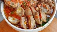 Menu bakso komplet. Isiannya ada bakso jumbo dengan sambal rawit, bakso keju dan iga sapi. Dipadu bersama kuah gurih plus sebaran cabai yang menggoda. Ini adalah sajian bakso 2 Nyonya yang ada di Tanjung Duren. Foto: Instagram@hendijajan.