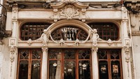 Berdiri sejak tahun 1921, Majesti Cafe di Porto jadi salah satu kafe paling indah dan terbaik di dunia. Dengan bangunan klasik, pilar tinggi, dan desain mewah. Semua sudut kafe di sini akan membuat Anda terpukau. Foto: Instagram