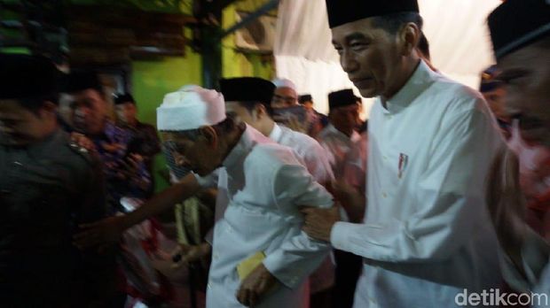 Dikunjungi Jokowi, Mbah Moen: Pilih yang Paling Dekat Malam Ini