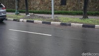 Foto: “Saya lagi markirin, kejadiannya di situ bawah tiang, Saya tahunya langsung saya lair. (Korban) udah tergeletak,“ kata Syahril. (Ibnu Hariyanto/detikcom)