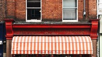 Algerian Coffee Stores yang berada di London, menawarkan kopi terbaik sekaligus sejarah menarik di balik salah satu kafe paling tua di Inggris ini. Kafe ini sudah buka sejak tahun 1887, dan tidak pernah merubah tampilannya. Sehingga kafe merah ini jadi sudut Instagrammable di London. Foto: Instagram