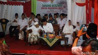 Doa Mbah Moen sangat terang dalam bahasa Arab, yaitu mendoakan agar Pak Jokowi sukses di pemerintahan pertama dan terpilih untuk pemerintahan kedua. Dan Mbah Moen berdoa agar Pak Jokowi sabar dan kuat menghadapi segala cobaan dan fitnah, jelas Rommy dalam keterangan tertulis, Sabtu (2/2/2019).  (Foto: Arif Syaefudin/detikcom)