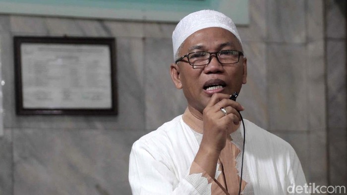 Buni Yani Melaksanakan Salat Jumat di Tebet jelang eksekusi.