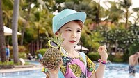Dalam salah satu pemotretan, Lauren pegang nanas nih. Serasi banget dengan kaos nanas yang dikenakannya. Foto: Instagram laurenhannalunde