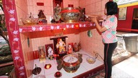Patung-patung dewa dibersihkan.