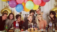 Rayakan ulang tahun, PewDiePie dapat kejutan yang meriah dari sang kekasih dan teman-temannya. Kejutan ini lengkap dengan aneka balon warna-warni, dan kue cokelat yang legit. Foto: Instagram @pewdiepie