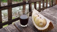  Saat berada di Desa Lolong, Pekalongan, Rocky menikmati segelas kopi hangat dengan buah eksotik beraroma khas. Ya, apalagi kalau bukan duren! Foto: Twitter Rocky Gerung