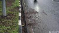 Foto: Lokasi Widhi tertabrak berada di jalur kanan Jalan Lapangan Banteng Selatan mengarah ke ke Kementerian Keuangan (Kemenkeu). Pantaun detikcom pukul 18.00 WIB, Jumat (2/1/2019), terlihat ada pasir berserakan. (Ibnu Hariyanto/detikcom)