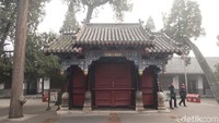Tepat di gapura ini, terdapat gerbang unik. Tak ada pagar pembatas, hanya pintu dan gapura kecil di tengah halaman. Pintu ini diberi nama Gate of Double Glory. (Bonauli/detikTravel)