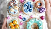 Sebenarnya Agatha menggunakan bahan yang umum namun ia pandai menata sehingga roti ini tampil memukau. Kalau seperti ini pasti sarapannya jadi semangat ya? Foto: instagram @_delighted