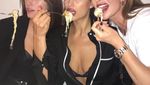 Pose Seksi Irina Shayk Saat Minum Es Kelapa dan Makan Pasta