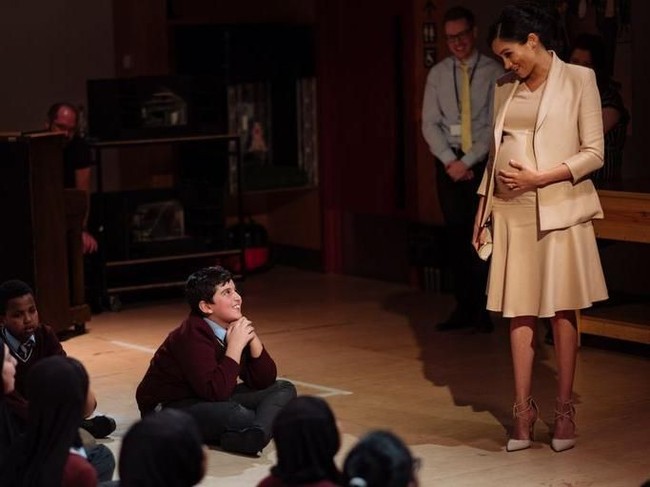Seorang siswa tak dapat menyembunyikan kekagumannya pada sang Duchess of Sussex. Bak pria yang jatuh cinta pada pandangan pertama, ia tampak begitu terpana saat melihat Meghan. Momen yang sempat terabadikan kamera tersebut lantas ramai diberitakan. (Foto: Twitter/@kensingtonroyal)