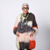 Pada 2011, pihak MAC mengatakan, inspirasi make-up terbarunya bersama Apfel dari burung langka. Burung langka tersebut diasosiasikan sebagai Apfel yang memiliki gaya unik dan kontemporer.  Foto: Dok. Instagram Iris Apfel