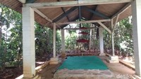 Sampai saat ini, banyak pengunjung yang berziarah atau berdoa. Tersedia beberapa saung yang diberikan oleh pengelola (Dadang/detikTravel)