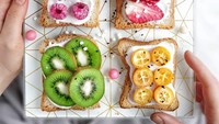 Kalau anak-anak susah makan sarapan, coba buat sajian roti yang seperti ini. Toppingnya sederhana tapi tampil manis. Foto: instagram @_delighted
