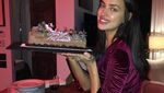 Pose Seksi Irina Shayk Saat Minum Es Kelapa dan Makan Pasta