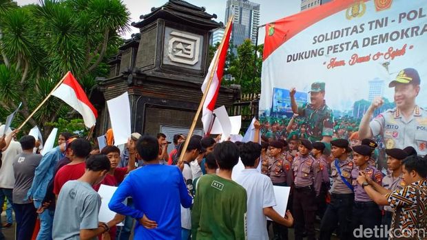 Jelang Pemeriksaan Rocky Gerung, Sejumlah Massa Aksi di Polda Metro