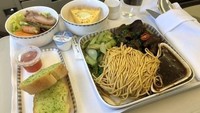 Di kelas bisnis Singapore Airlines tersedia Chinese braised beef yang menggugah selera. Disajikan dengan roti panggang dan salad, sajian ini bikin banyak netizen ngiler. Foto: airplanefoodselfie