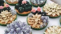 Cupcakes yang ini mengusung tema kaktus. Pretz membuat kaktus dengan berbagai warna dan bentuk. Cantik dan eksotis ya. Foto: instagram @bakerp_