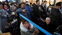 Operator kereta api memperkirakan sekitar 413 juta perjalanan akan berlangsung selama musim liburan tahun ini. Thomas Peter/Reuters.