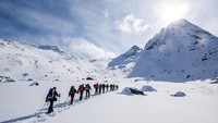 Turis yang datang dapat trekking ke gunung-gunung es (iStock)
