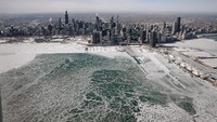 Suhu udara dingin membekukan menyelimuti sejumlah negara bagian AS di bagian midwest. Suhu udara terdingin ada di North Dakota yang tercatat mencapai minus 54 derajat Celsius. Scott Olson/Getty Images.