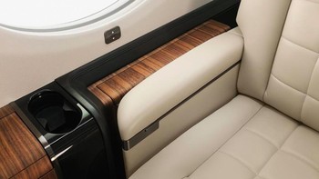 Kursinya sangat lega dan nyaman, dari bahan berkualitas tinggi. Setiap kursinya punya televisi 32 inch, outlet daya serta fasilitas WiFi. Bisa pula direbahkan menjadi tempat tidur. Foto: Gulfstream