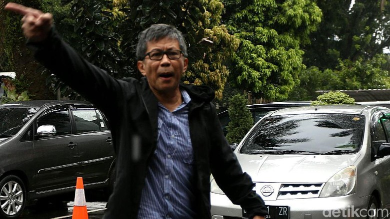 Rocky Gerung: Hai Netizen, Twitter Saya Dicuri si Dungu! Rocky Gerung: Hai Netizen, Twitter Saya Dicuri si Dungu!