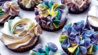 Beberapa kali baker ini menggunakan warna yang tak biasa. Ia juga membubuhkan springkle untuk membuat kuenya berkilauan. Foto: instagram @bakerp_