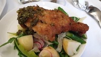 Dari foto-foto ini pula netizen jadi tahu kalau makanan pesawat tidak selamanya membosankan. Di Qantas tujuan Sydney ada salad plus topping ayam goreng yang justru bikin lapar! Foto: airplanefoodselfie