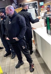 Mampir ke McDonald's, Drake Berikan Tip Rp 280 Juta ke Pegawai di Sana
