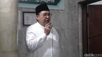 Wakil Ketua DPR RI itu pun turut memberikan sambutan usai melaksanakan Salat Jumat di Masjid Al Barakah,Tebet