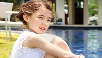 Hayoo, siapa yang gemas dengan kecantikan Lauren? Ia minum segelas jus di samping kolam renang nih. Foto: Instagram laurenhannalunde