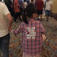 Sering viral di media sosial, banyak orang di China yang mengenakan baju dengan tulisan bahasa Inggris yang berarti lucu hingga cenderung tidak sopan. Hal ini pun didokumentasi oleh Shuang, seorang warga asing yang sedang tinggal di sana. Seperti anak kecil yang memakai baju bertuliskan ikuti mimpimu bukan aku dengan cara kasar ini. Foto: Instagram @nowhybecausechina