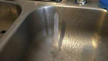 Air yang keluar dari keran tampak langsung jadi es. Foto: boredpanda