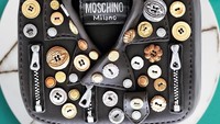 Tak hanya cookies, ia juga pernah membuat cake berselimut fondant hitam yang dibentuk menyerupai sebuah jaket kulit. Eits, bukan sembarang jaket kulit, jaket ini milik Moschino. Foto: Instagram inspiredtotaste