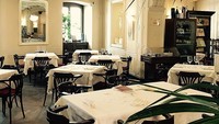 Caffè San Marco terletak di Trieste, kota kecil yang berada di Italia. Kafe ini berdiri di bangunan klasik, dengan toko buku di dalamnya. Kesan elegan akan memanjakan setiap pengunjung di sini. Foto: Instagram