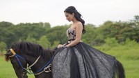 Bella Luna memposting foto dirinya tengah melakukan prewedding dengan menaiki kuda.  Foto: Dok. Instagram/bellalunaferlinn
