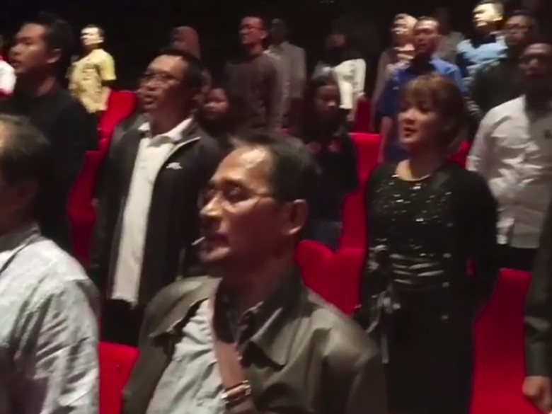 Nonton Keluarga Cemara, Menpora dan Nirina Zubir Nyanyikan Indonesia Raya Nonton Keluarga Cemara, Menpora dan Nirina Zubir Nyanyikan Indonesia Raya