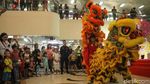 Aksi Barongsai Keliling Mal di Gajah Mada Plaza