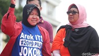 Kaos berwarna biru tersebut tampil dengan tulisan tagar 2019 Pilih Jokowi.