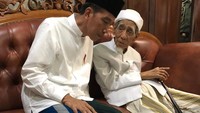Terkait salah ucap saat doa, kemudian Rommy mengirimkan video klarifikasi. Dalam video tersebut, Mbah Moen lalu menegaskan memilih Jokowi. (Foto: dok. istimewa)