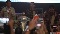 Jokowi menyatakan Bappeda harus mengerti mana daerah merah (rawan bencana), di mana daerah hijau (aman dari bencana). Warga juga diminta untuk tidak mendirikan bangunan di zona merah itu.