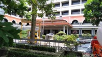 Terlihat lalu lalang kendaraan masuk dari pintu yang menghadap Jalan Banda. Namun kendaraan itu masuk untuk menuju ke arah depan gedung Graha Pos. Di bagian depan gedung yang menghadap ke arah Jalan Riau, memang terdapat beberapa kafe.