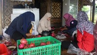 Selain memberikan edukasi kepada pengunjung tentang perawatan dan budidaya buah naga, Sabisa Farm juga melakukan proses pengolahan buah-buah naga yang tidak layak untuk jual menjadi beberapa produk turunan seperti, buah potong, selai, jus, dan lain sebaginya. Foto: Kireina S. Cahyani/detikHealth